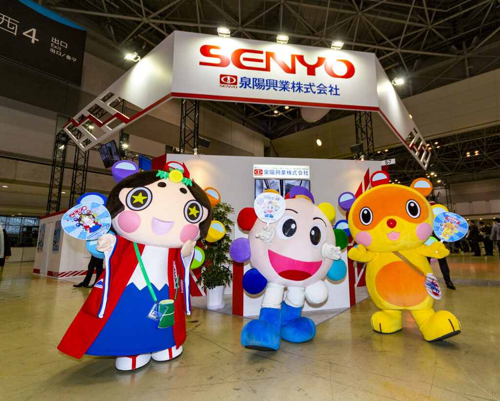 展示会ブースとマスコットキャラクター
