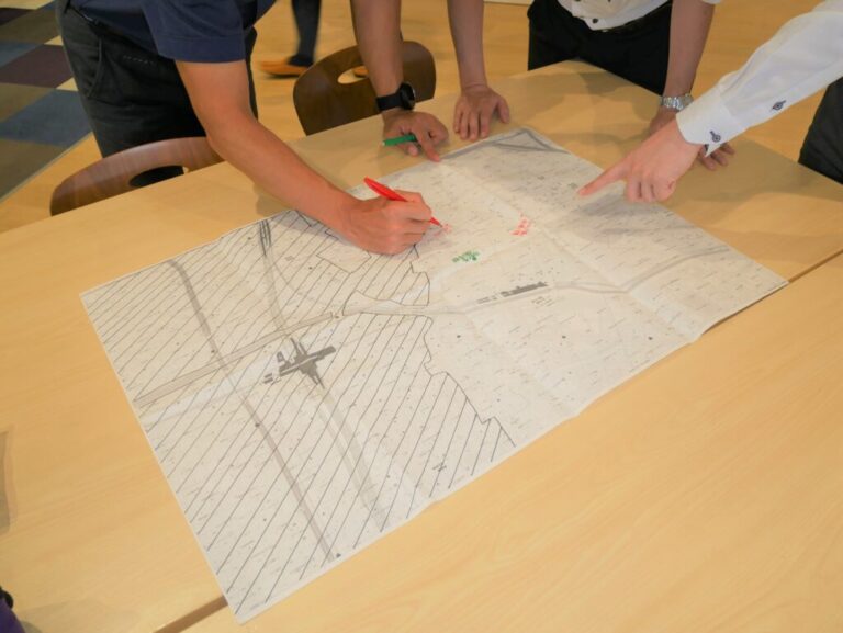 地図に書き込んでいる