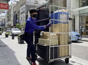 荷物を運ぶ男性