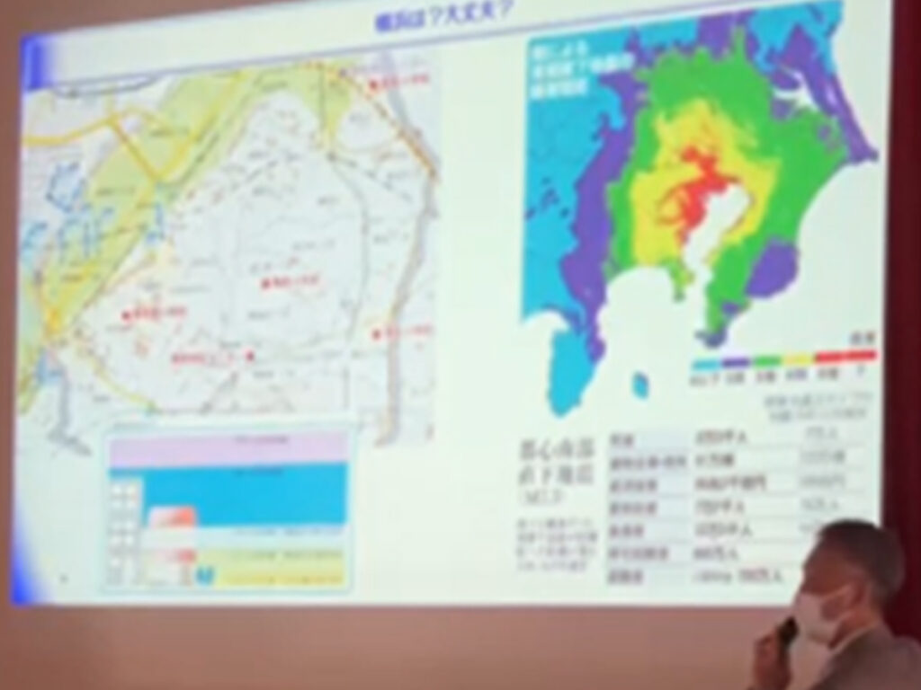 神奈川県の地図をうつしたスライドで説明する講師