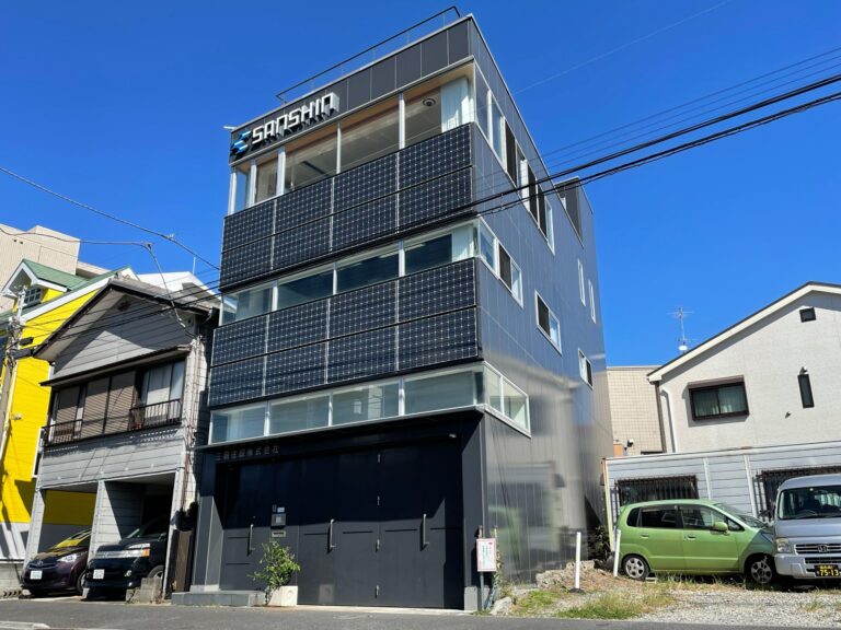 本社壁面への太陽光パネル設置