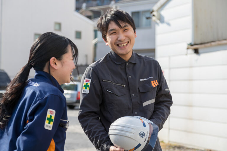 笑顔の社員男女