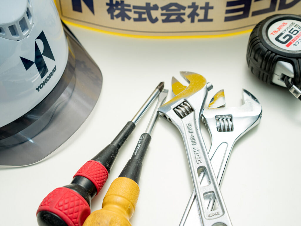 業務内容。机に並ぶ工具