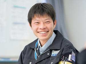 社員インタビュー。笑顔の男性社員