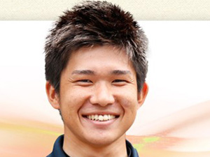 スタッフの1日。笑顔の男性社員