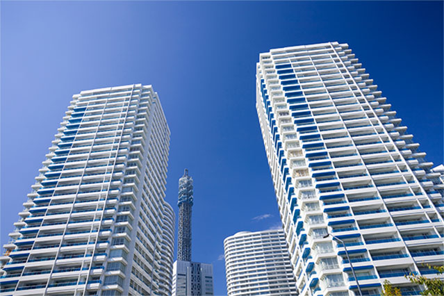 マンションの大規模修繕工事。下から見上げた高層マンション