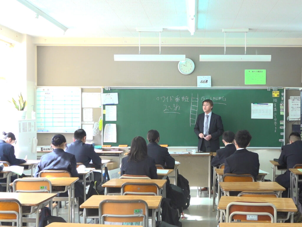 高倉さんが生徒に語りかける