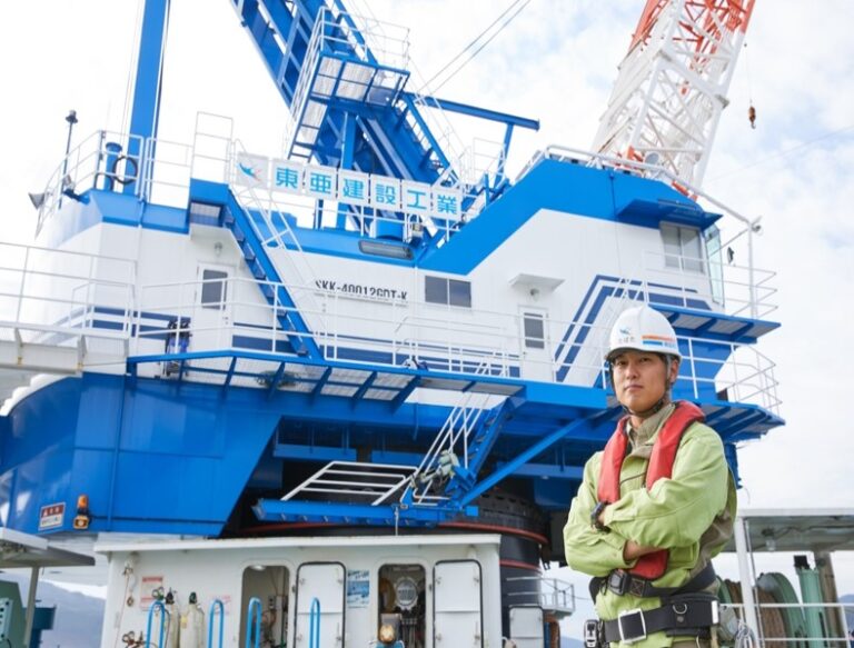 作業現場と作業社員男性