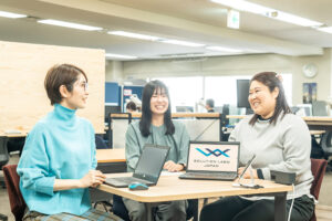 女性3人笑顔でお話し