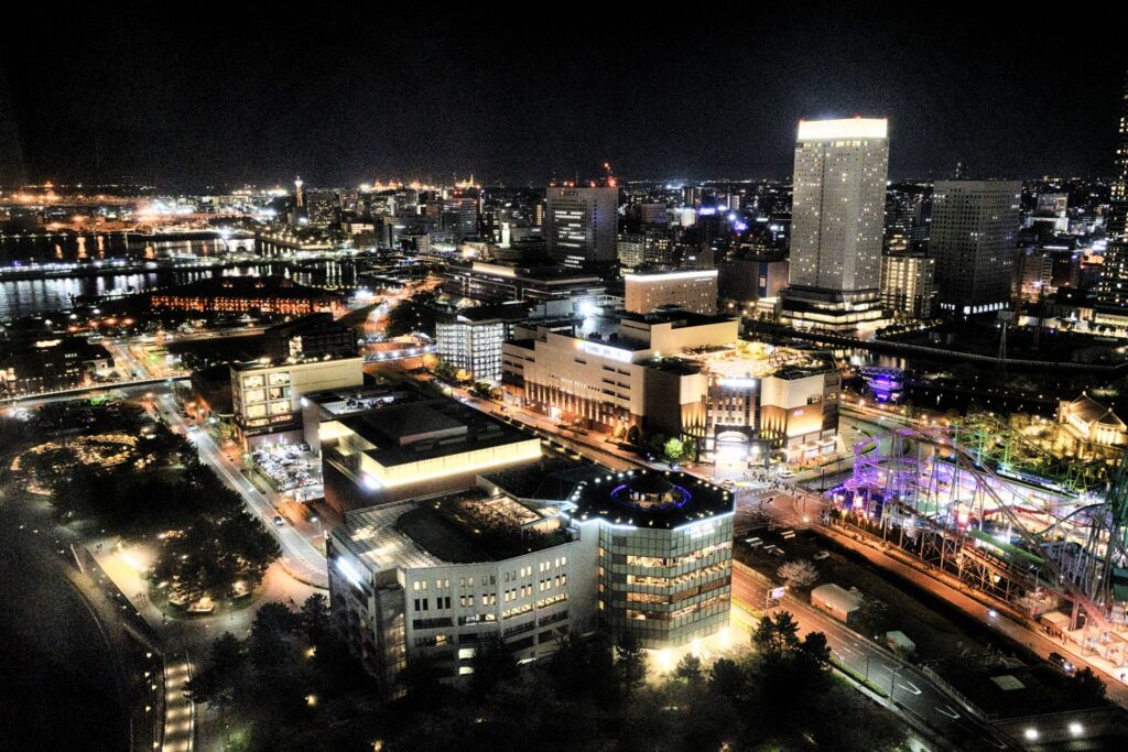 夜の街を高所からみた景色