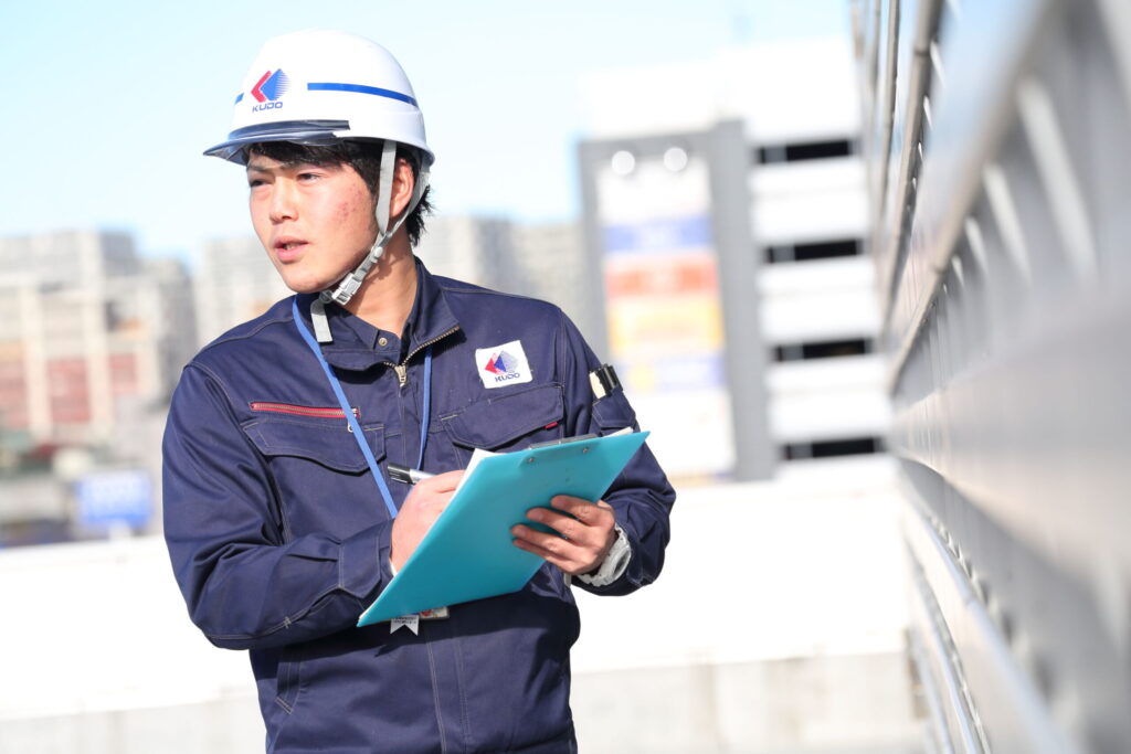 工事現場で指示を出す男性