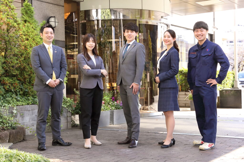 会社の前で並ぶ社員の方々