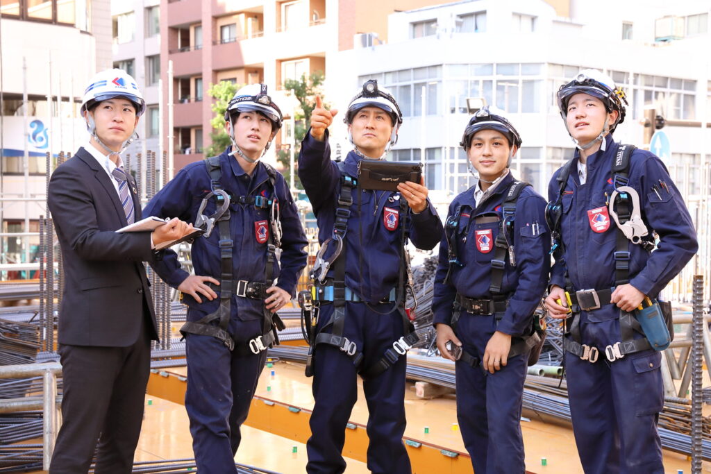 工事現場で打ち合わせをする男性たち