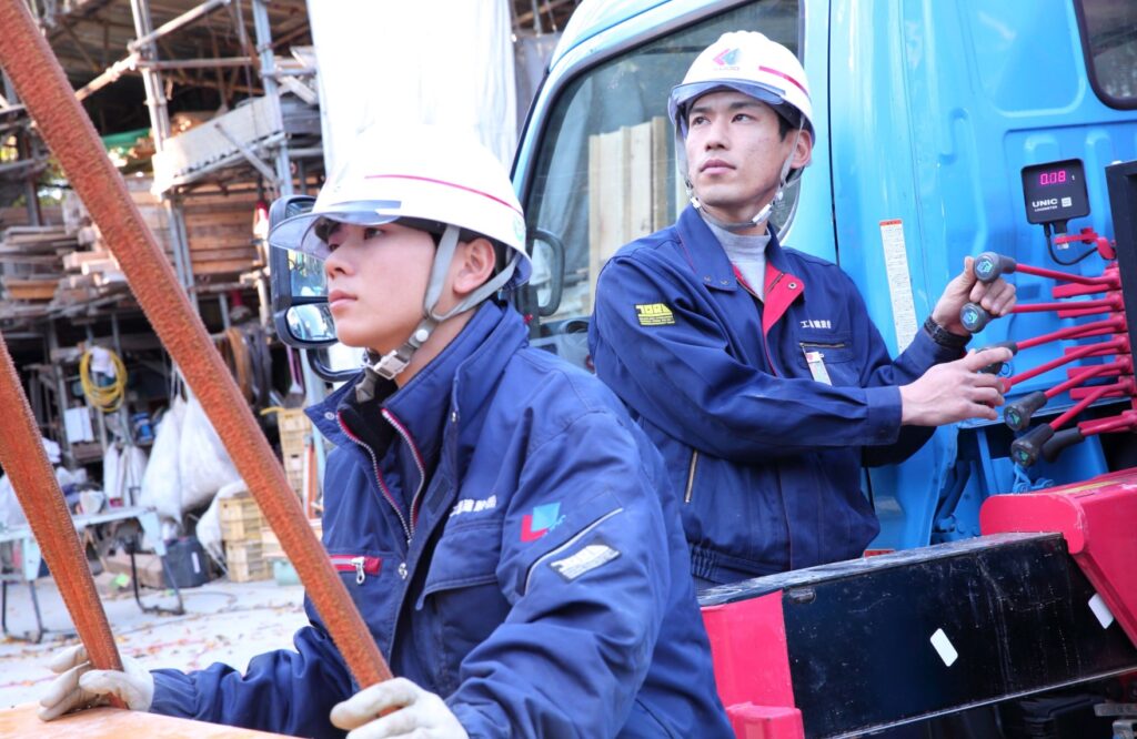 工事車両を操縦する男性たち