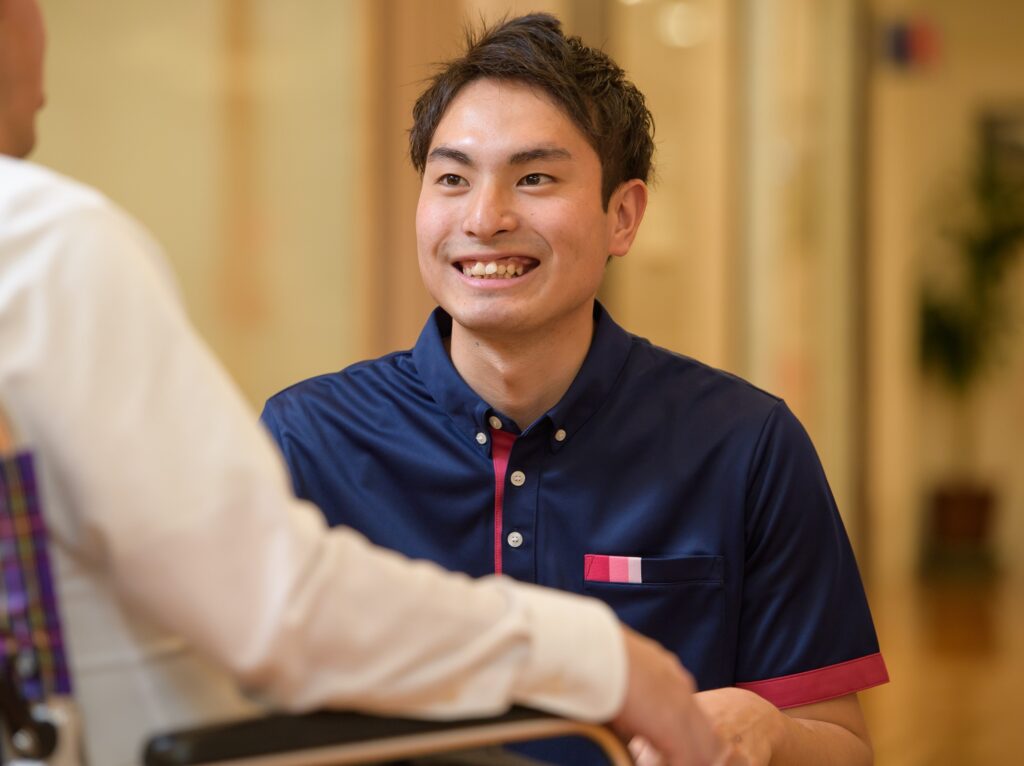 介護をする男性介護士