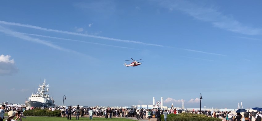 青空に飛んでいるヘリコプター