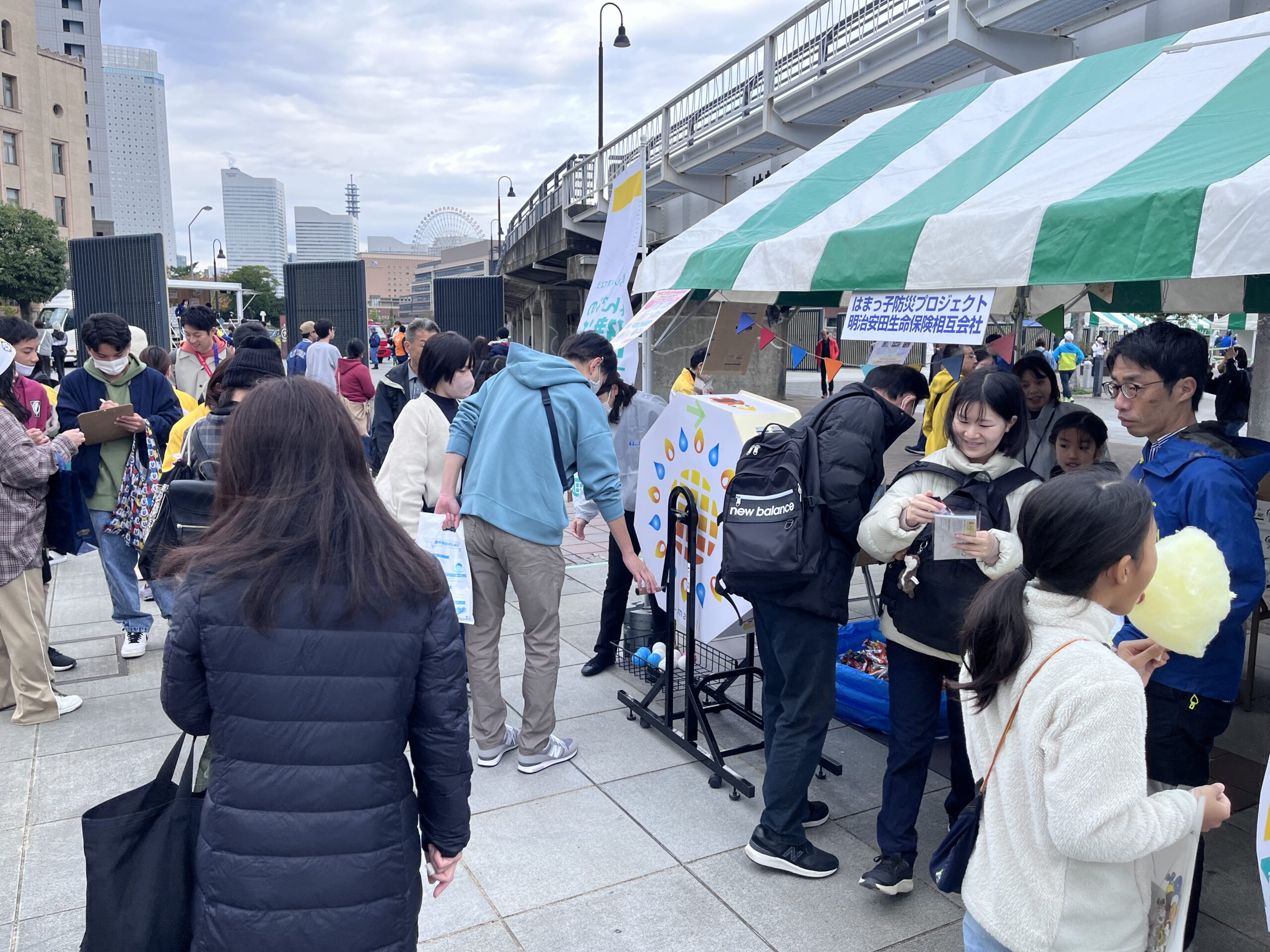 人々でにぎわうイベント会場