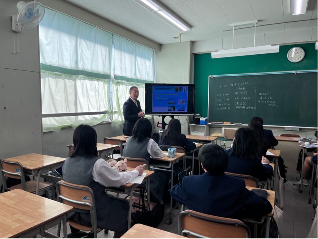 横浜市都岡中学校職業講話中の様子