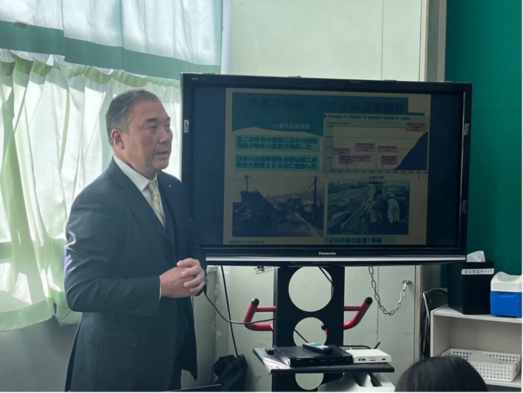 横浜市都岡中学校職業講話中の様子