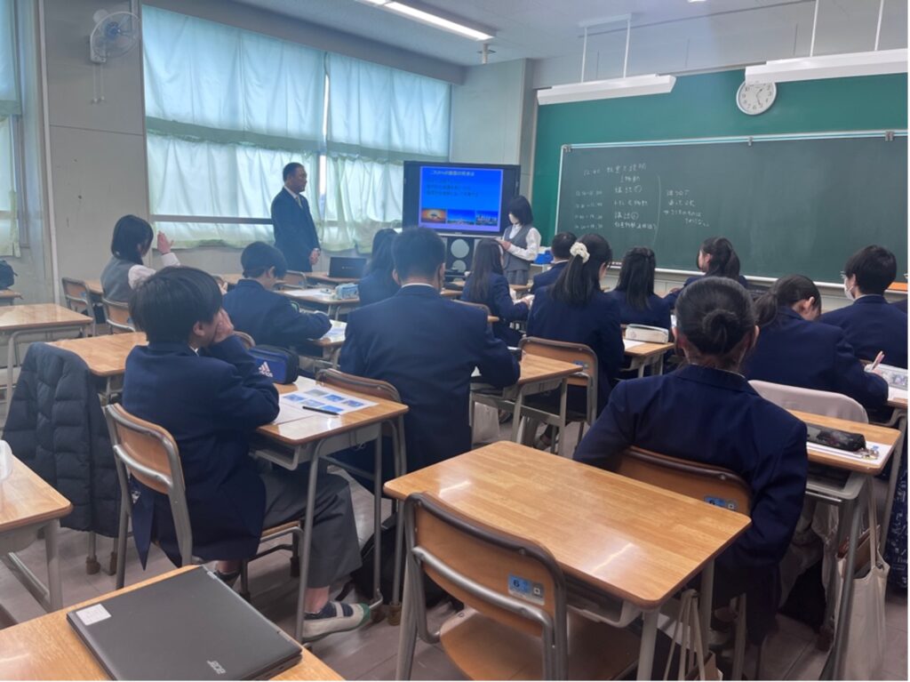 横浜市都岡中学校職業講話中の様子