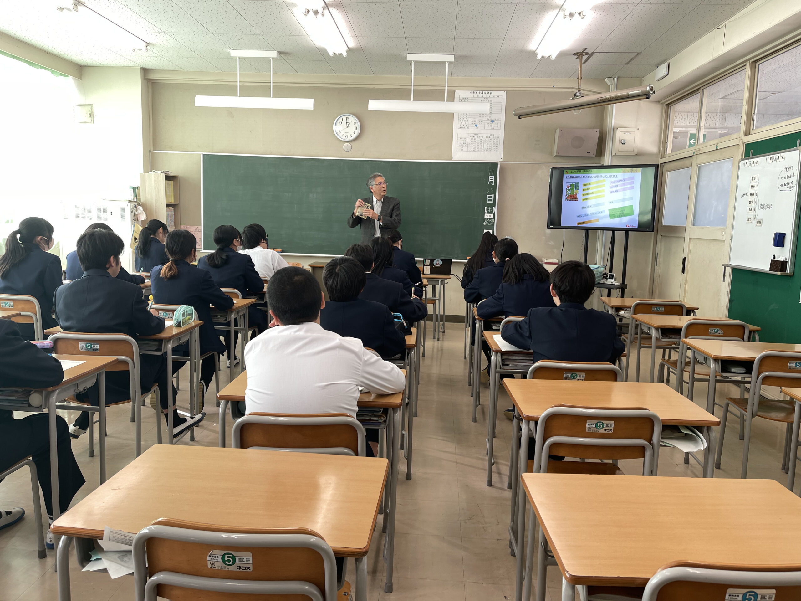 ハウス食品グループの方の職業講話を聴く中学生たち