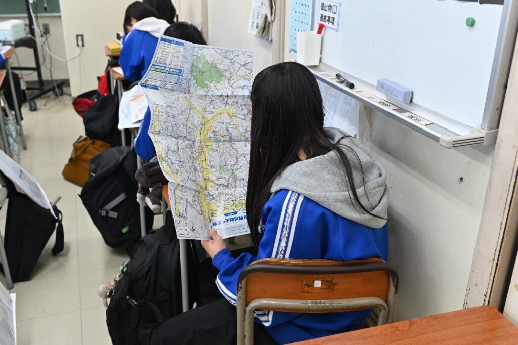 はまっ子防災MAPを使って避難の流れを確認する中学生