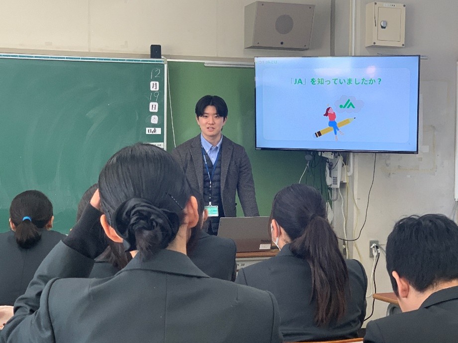 横浜農業協同組合の方の講話を聞く中学生