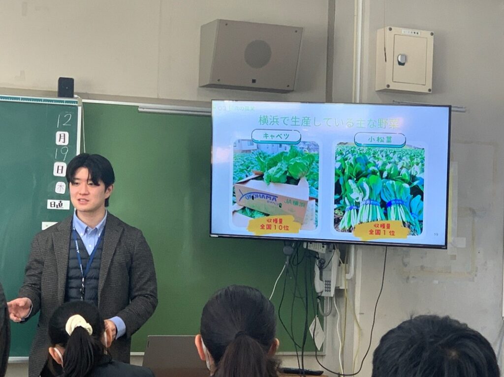 横浜で生産している野菜について説明するJAの方