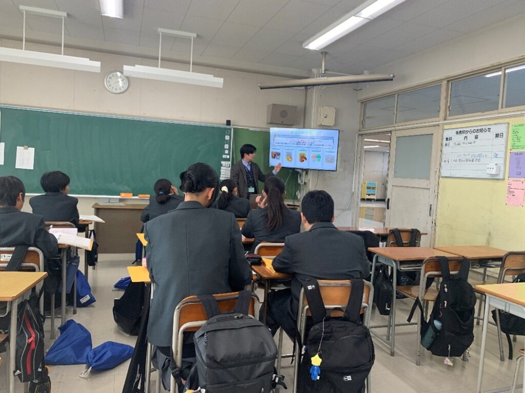 オリジナル商品について説明するJA横浜の方