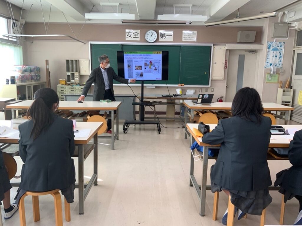 広報の仕事について説明するハウス食品グループ本社の方