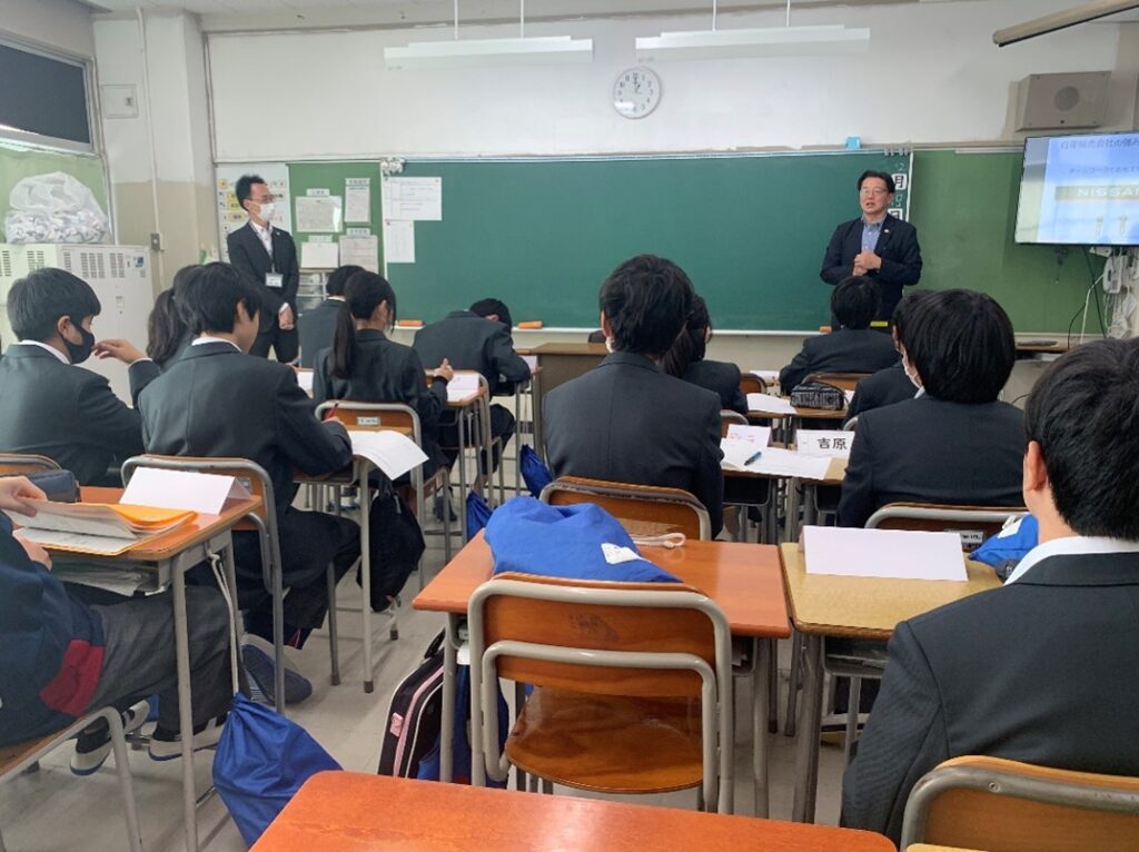日産神奈川販売の方の講話を聞く中学生