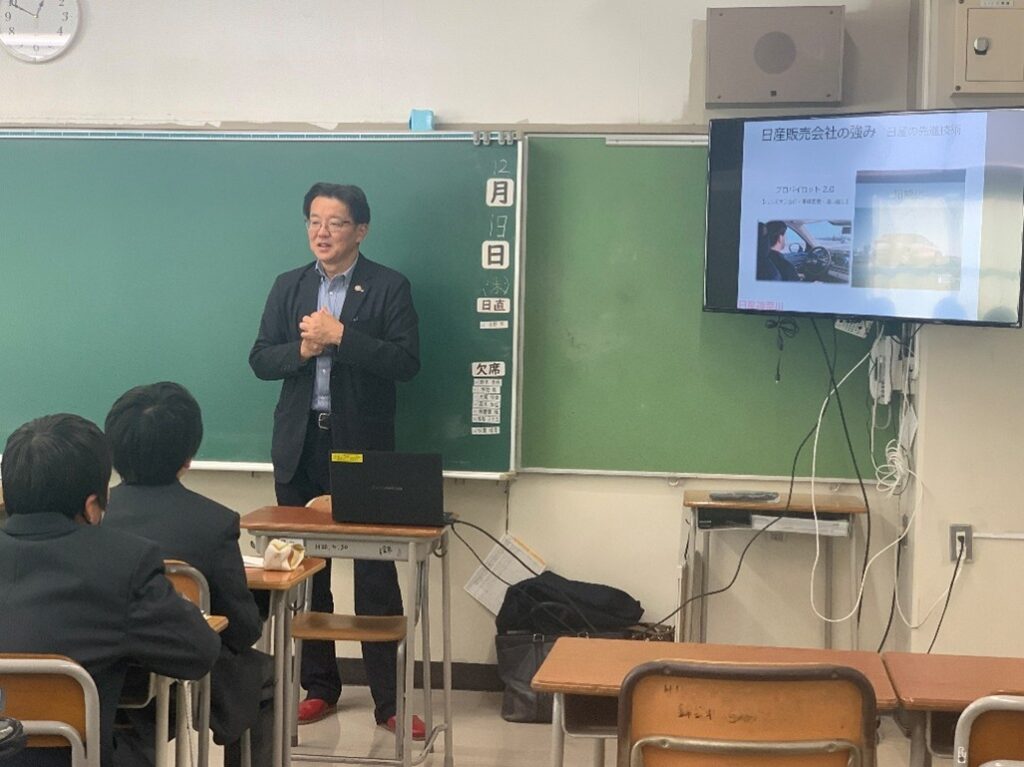 会社の強みについて講話する日産神奈川販売の方