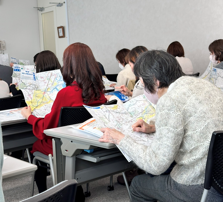 防災マップを広げる参加者