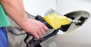 車に給油する様子