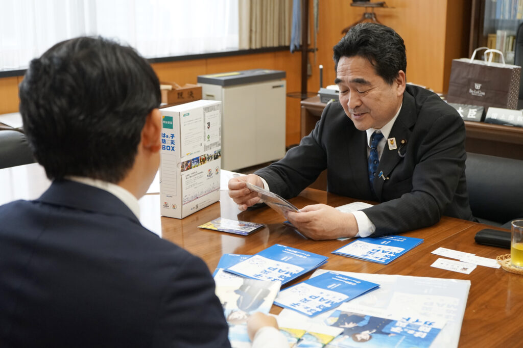 奥、坂井大臣、手前弊社プロデューサー