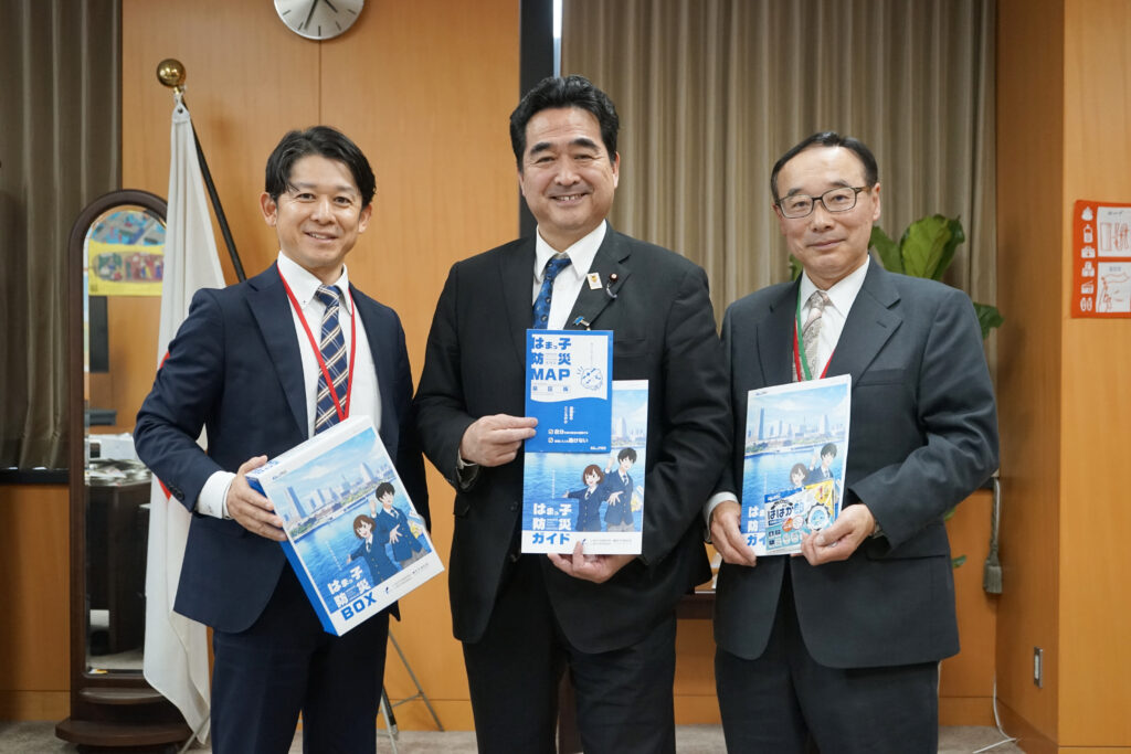 左からプロデューサー、坂井大臣、志村様