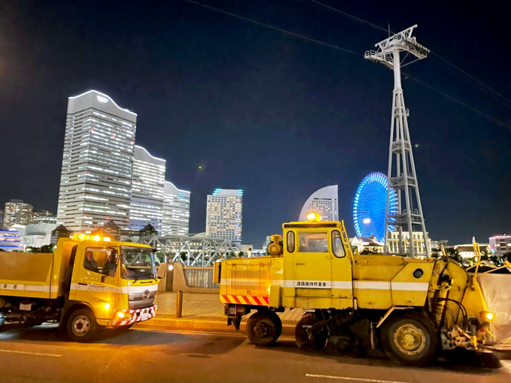 みなとみらいの夜景と走る重機