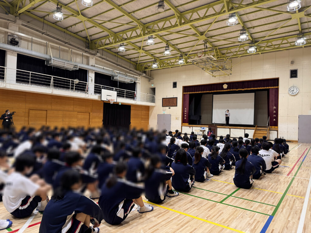 体育館の生徒たち