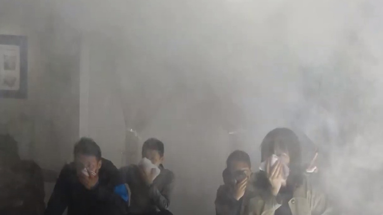 煙の中を避難する
ときの注意【提供：横浜市消防局】